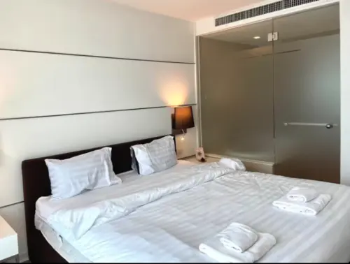 10th Floor | Luxury 1BR Apartment in Sathorn | Pool & Gym | Near BTS Chong Nonsi | Sleeps 2